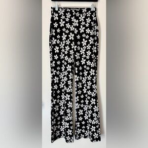 Urban Outfitters Black & White Floral Flare Pants 🌸 Size Small